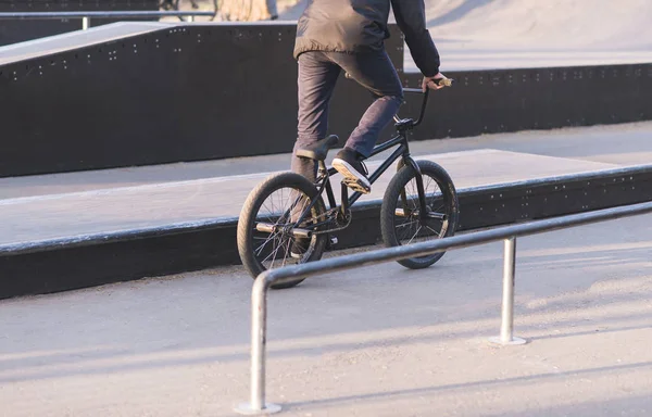 BMX renner rijdt een fiets op een skate park. Opleiding van trucs over Bmx. — Stockfoto