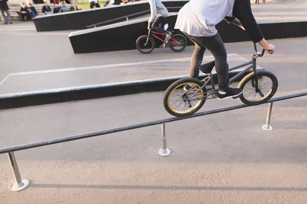 ΒΜΧ αναβάτες βόλτα ένα πάρκο για σκέιτμπορντ σε ένα ποδήλατο και να κάνει κόλπα. BMX έννοια — Φωτογραφία Αρχείου