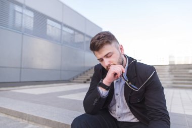 grunge aydınlatma hasta arıyorum genç iş adamı terk edilmiş ağlayan duygusal acı, üzüntü, acı zemin sokak beton merdivenlerde oturan depresyon kayıp