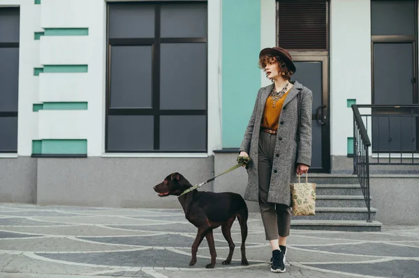 Retrato da menina de um proprietário na moda andando pela rua w — Fotografia de Stock