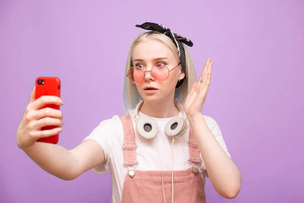 Stylish surprised girl in a bright casual clothing and pink glas — Stock Photo, Image