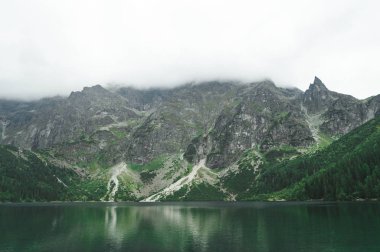 Morskie Oko, ya da Güney Polonya 'daki Tatra Dağları' nın en büyük ve en derin göllerindeki Denizin Gözü. Tatra Ulusal Parkı. Peyzaj. Geçmişi. Duvar kağıdı. Dağlardaki büyük göl