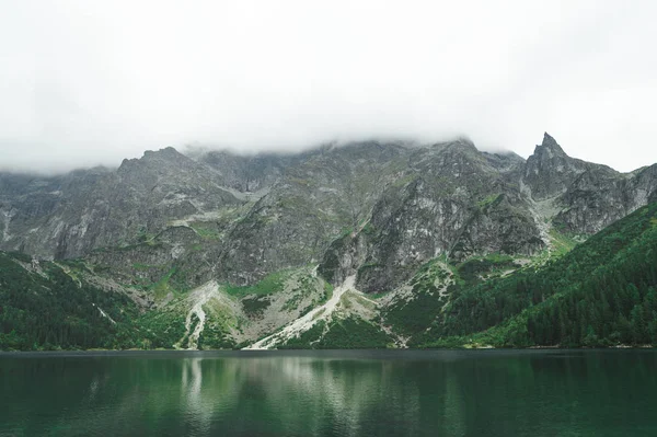 Morskie Oko, o el Ojo del Mar en los lagos más grandes y más profundos de las montañas Tatra, en el sur de Polonia. Parque Nacional Tatra. Paisaje. Antecedentes Fondo de pantalla. Gran lago en las montañas — Foto de Stock