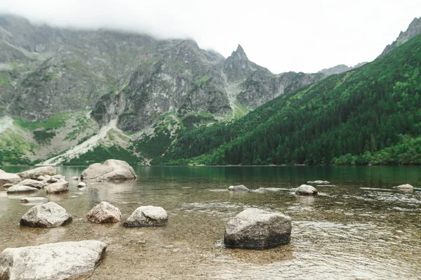 Kamienie i czysta woda w pięknym, dużym górskim jeziorze. Tatrzański Park Narodowy, Morskie Oko. Tatry. Odbiór. Kontekst. — Zdjęcie stockowe