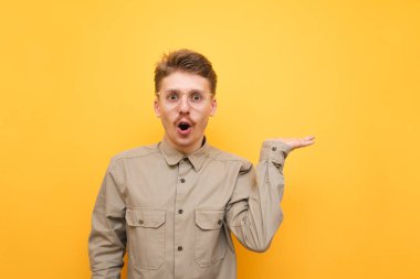 Sarı arka planda gözlüklü ve bıyıklı şaşırmış bir ineğin portresi, kameraya şaşırmış ve elini fotokopi alanına çeviriyor. Duygusal inek sunar ve şok olur, gömlek giyer. İzole edilmiş