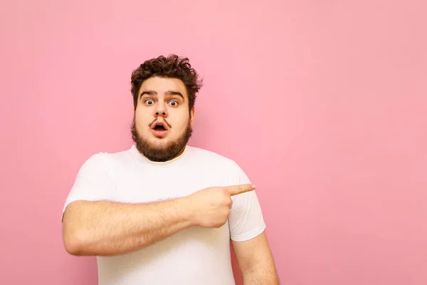 Sobrepeso Sorprendido Con Una Camiseta Blanca Para Sobre Fondo Rosado — Foto de Stock