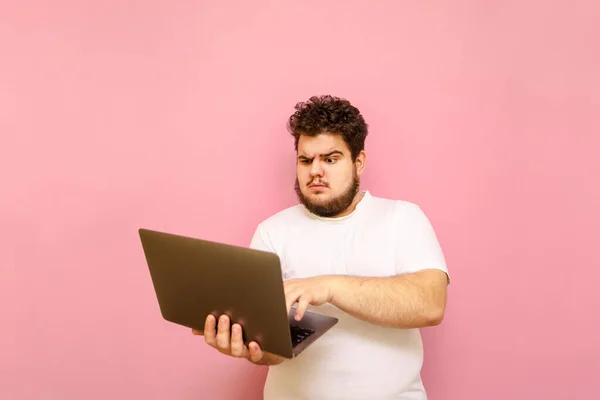 Funny Young Overweight Man Uses Laptop Pink Background Concentrated Face — Stock Photo, Image