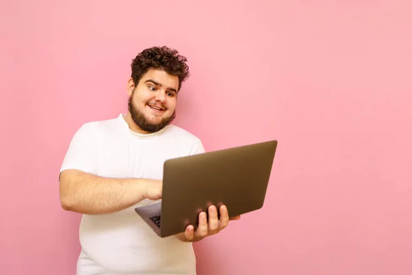 Happy Fat Man White Shirt Uses Laptop Smile His Face — Stock Photo, Image