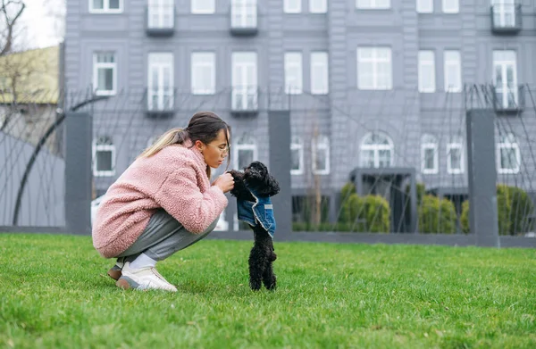 Kvinna Rosa Rock Sitter Gräsmatta Promenad Gatorna Staden Och Leker — Stockfoto