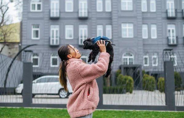 Attraktiv Tjej Varma Kläder Står Gatan Och Leker Med Hund — Stockfoto