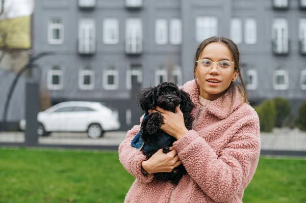 Glad Ägare Flicka Med Hund Händerna Bakgård Tittar Kameran Och — Stockfoto