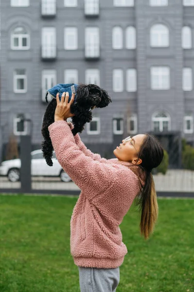 Glad Kvinna Stilrena Kläder Som Står Gatan Med Lockig Hund — Stockfoto