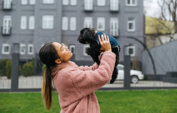 Glad Flicka Leker Med Hunden Utomhus Våren Cool Dag Flicka — Stockfoto