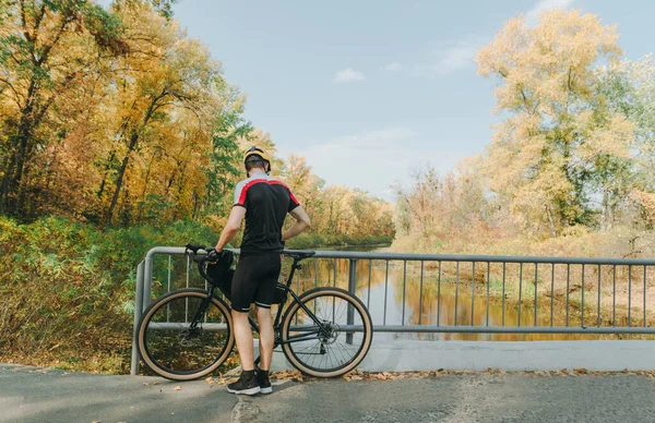 Ciclista Piedi Con Bicicletta Sul Ponte Sullo Sfondo Del Fiume — Foto Stock