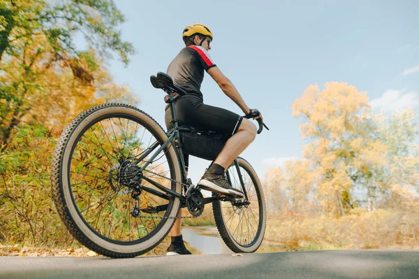 Foto Vicino Uomo Sportivo Seduto Una Bicicletta Guardando Bellissimo Paesaggio — Foto Stock