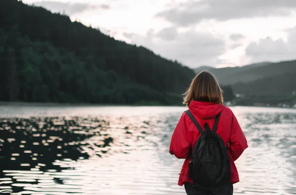 Back Girl Red Raincoat Background Mountain Lake Forest Carrying Backpack — Stock Photo, Image