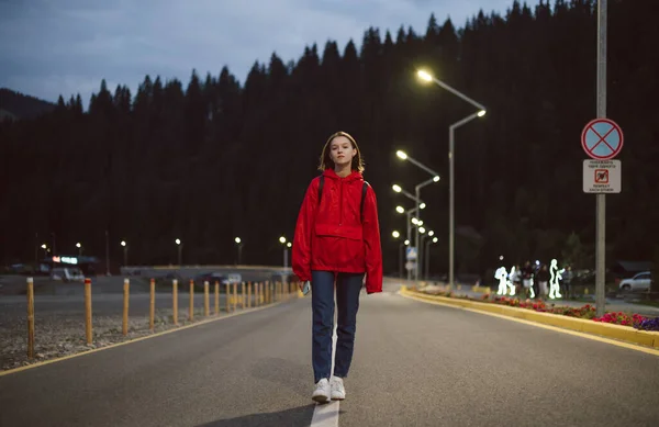 Menina Atraente Capa Chuva Vermelha Jeans Andando Uma Estrada Montanha — Fotografia de Stock