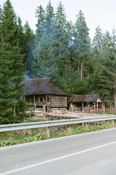 Trä Fjällstuga Står Barrskog Gamla Trähus Skogen Bränner Ved Rök — Stockfoto