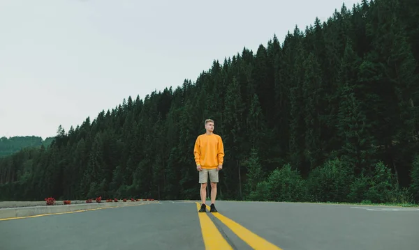 Retrato Tipo Con Ropa Casual Naranja Encuentra Camino Montaña Sobre — Foto de Stock