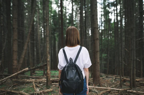 Back Hipster Girl Backpack Stands Dark Dense Forest Looks Forward — Stock Photo, Image