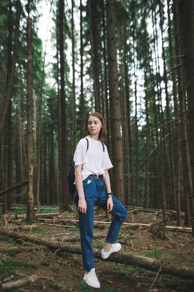 Menina Muito Hipster Elegante Casual Caminhadas Casuais Densa Floresta Coníferas — Fotografia de Stock