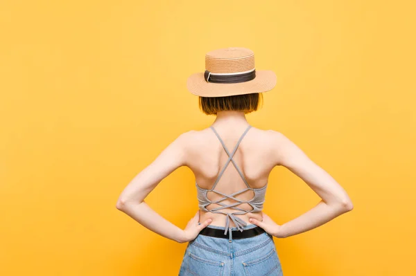 Menina Magro Roupas Leves Verão Fica Com Costas Contra Fundo — Fotografia de Stock