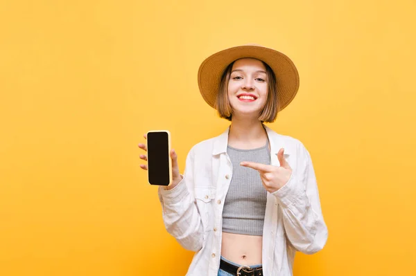 Mulher Feliz Roupas Verão Isolado Fundo Amarelo Mostrando Dedo Smartphone — Fotografia de Stock