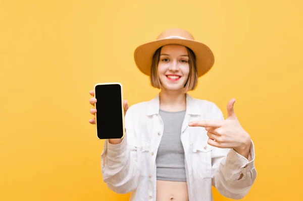 Happy Lady Holds Black Screen Smartphone Her Hand Points Her — Stock Photo, Image