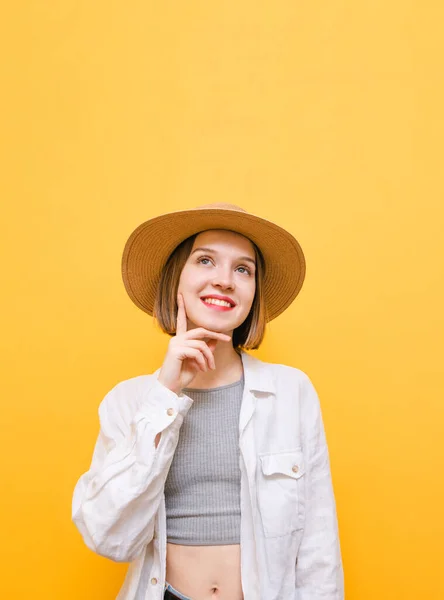 Chica Joven Feliz Ropa Ligera Verano Sombrero Con Mirada Reflexiva —  Fotos de Stock