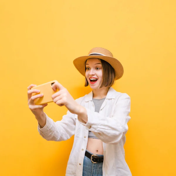 Retrato Menina Surpresa Com Smartphone Mãos Sobre Fundo Amarelo Olha — Fotografia de Stock