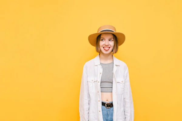 Vtipná Dívka Stylovém Lehkém Letním Oblečení Klobouku Stojí Žlutém Pozadí — Stock fotografie