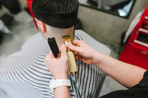 Professionelle Männliche Friseurin Schneidet Ihrer Kundin Mit Einem Goldschneider Die — Stockfoto