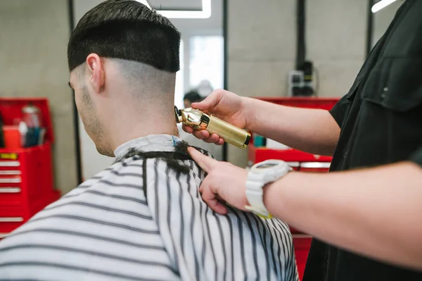 Männliche Friseur Trimmt Das Haar Des Kunden Mit Goldenen Trimmer — Stockfoto