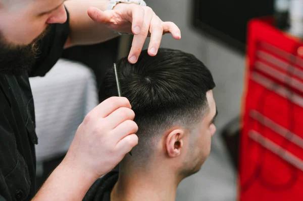 Coiffeur Professionnel Fait Coiffer Une Brosse Cheveux Coiffeur Masculin Crée — Photo