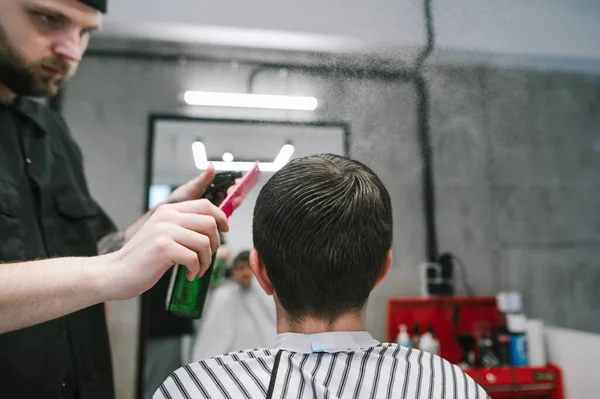 Männliche Friseur Befeuchtet Die Haare Mit Der Sprühpistole Eines Kunden — Stockfoto