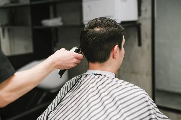 Die Hand Des Friseurs Mit Dem Haarschneider Schneidet Dem Kunden — Stockfoto