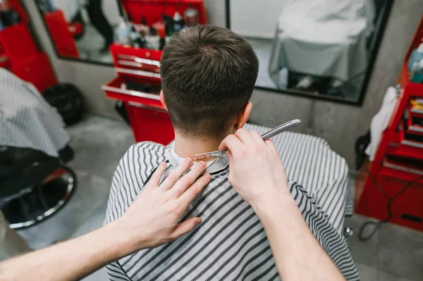 Ego Foto Eines Friseurs Der Einem Kunden Einem Männerfriseursalon Mit — Stockfoto