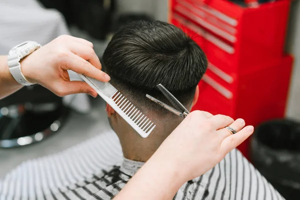 Handen Van Een Professionele Kapper Met Schaar Kam Kamt Het — Stockfoto