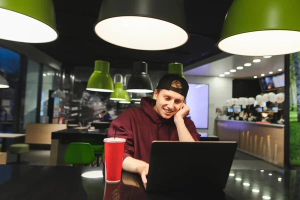 Freelancer Sonriente Sienta Café Con Una Computadora Portátil Vaso Rojo —  Fotos de Stock