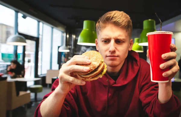 패스트푸드 점에서 햄버거를 마시는 젊은이의 학생들 식욕을 돋우는 햄버거를 있습니다 — 스톡 사진