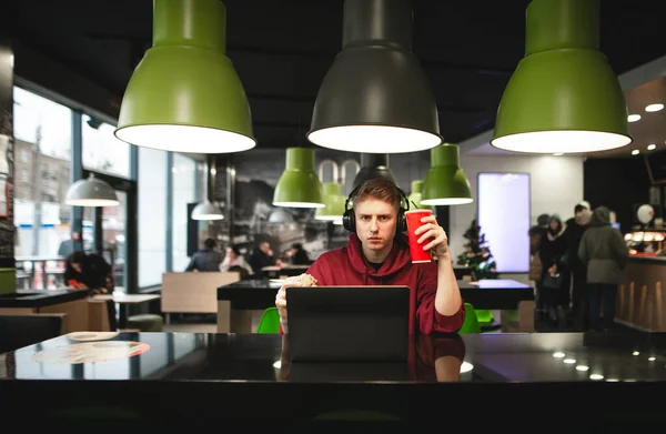 Retrato Jovem Sentado Café Moderno Trabalhando Laptop Ouvindo Música Fones — Fotografia de Stock