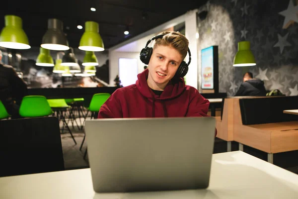 Retrato Tipo Feliz Que Escucha Música Café Trabaja Portátil Joven —  Fotos de Stock