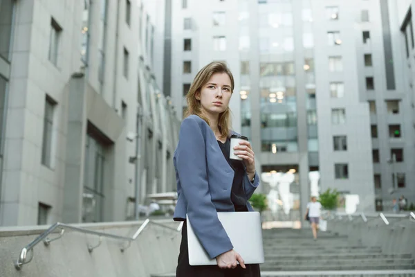 Een Foto Van Een Aantrekkelijke Zakenvrouw Die Haar Laptop Koffie — Stockfoto
