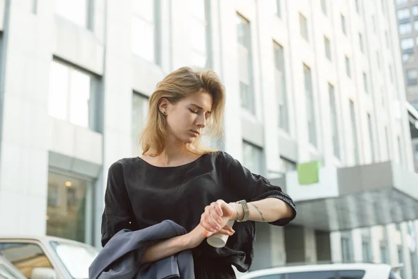 Mulher Negócios Bonita Está Andando Pela Rua Com Uma Xícara — Fotografia de Stock