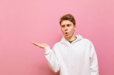 Komik adam pembe bir arka planda duruyor ve elinde şaşırmış bir yüzle fotokopi odasını tutuyor. Şok olmuş genç bir adam elinde boş bir koltuk tutuyor, izole edilmiş..