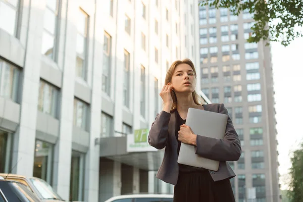 Jovem Empresária Bem Sucedida Roupas Casuais Inteligentes Mulher Segurando Computador — Fotografia de Stock