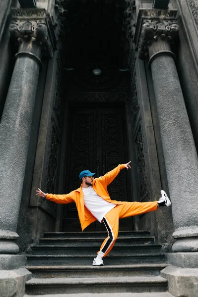 Bailarín Masculino Brillante Bailando Danza Moderna Pie Las Escaleras Sobre —  Fotos de Stock