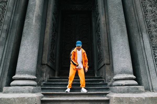 Joven Con Chándal Naranja Encuentra Los Escalones Arquitectura Antigua Baila — Foto de Stock