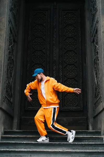 Retrato Larga Duración Talentoso Bailarín Hip Hop Traje Deportivo Naranja — Foto de Stock