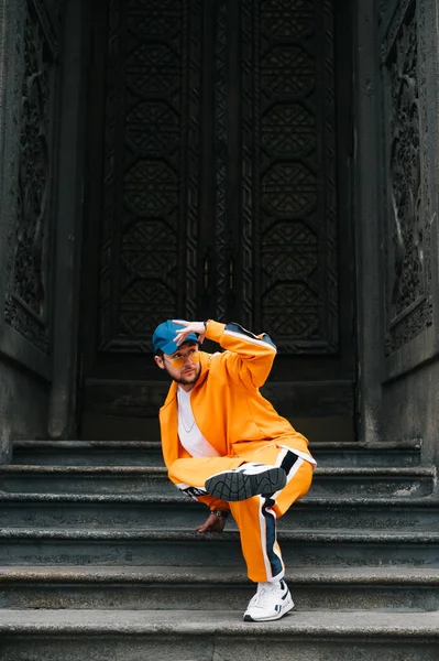 Bailarina Hip Hop Brillante Actuando Una Puerta Oscura Edificio Antiguo —  Fotos de Stock